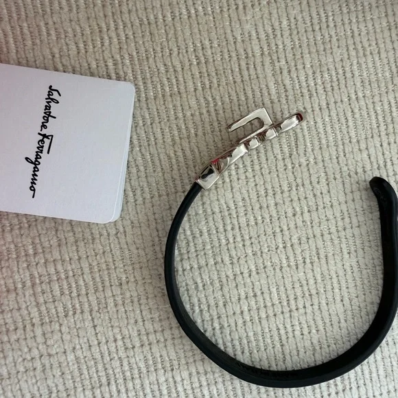 Salvatore Ferragamo Black leather bracelet with Silver Hardware - Picture 7 of 9